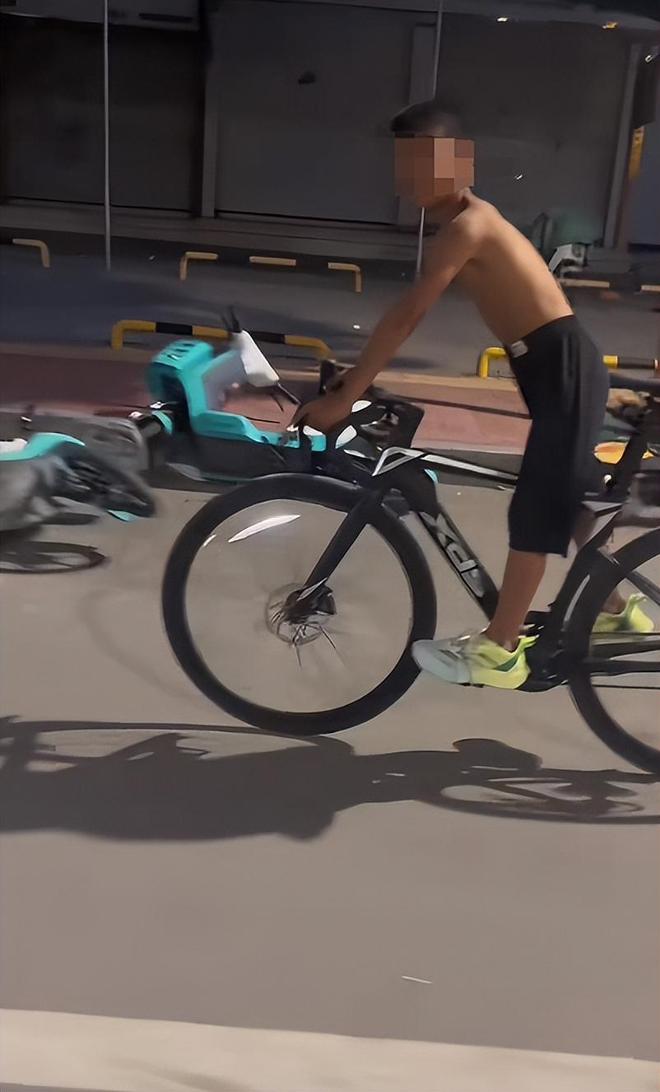 滚球-菏泽一只耳爆火!小孩天天偷骑别人自行车用完就扔!网友：没人管？(图2)