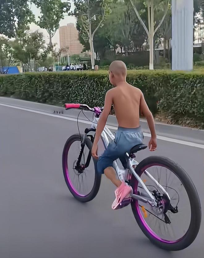 滚球-菏泽一只耳爆火!小孩天天偷骑别人自行车用完就扔!网友：没人管？(图7)